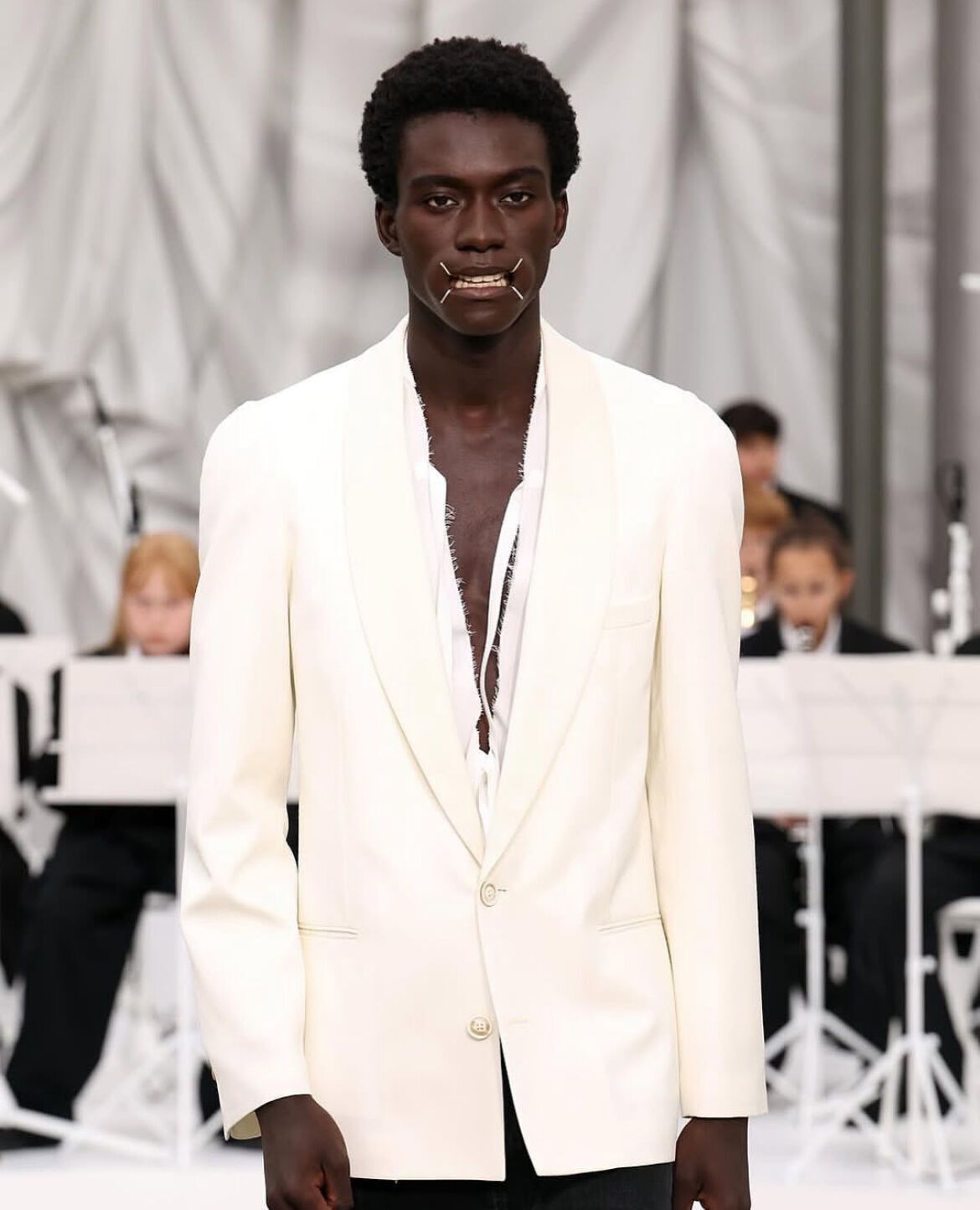 Maison Margiela показала колекцію весна-літо 2026: моделі з ''зашитими'' ротами у формі логотипа