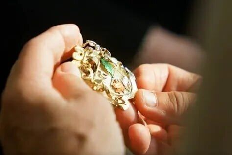 После операции Элтон Джон сделал украшения из своих коленных чашечек.