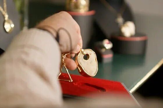 После операции Элтон Джон сделал украшения из своих коленных чашечек.