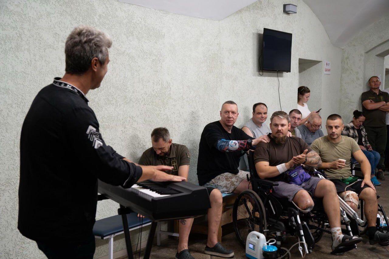 Музика, що об’єднує серця: Євген Хмара та фонд ''Надія'' підтримують медиків і захисників України