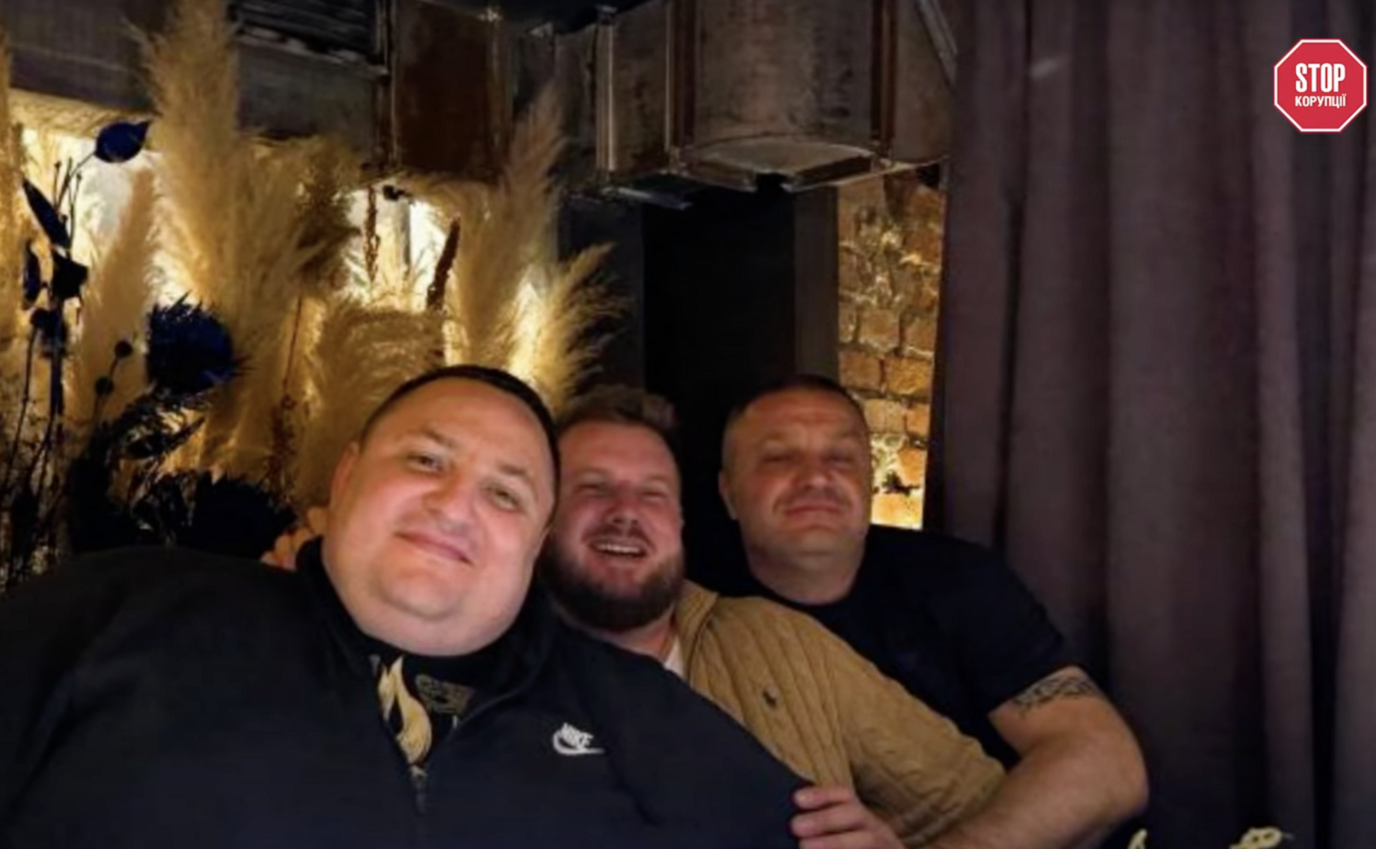 Денис Пащенко изображен рядом с генерал-майором Дмитрием Красильниковым