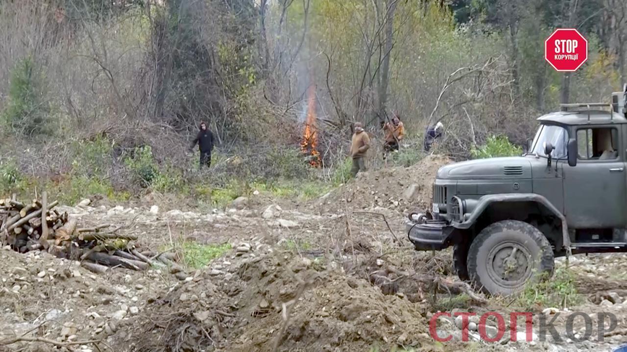 Журналісти зафіксували багаття поруч з лісом