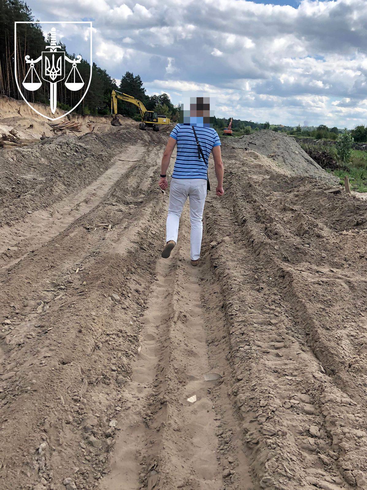 Організована група незаконно видобула 14 тис. м³ піску на Київщині — збитки майже 16 млн грн