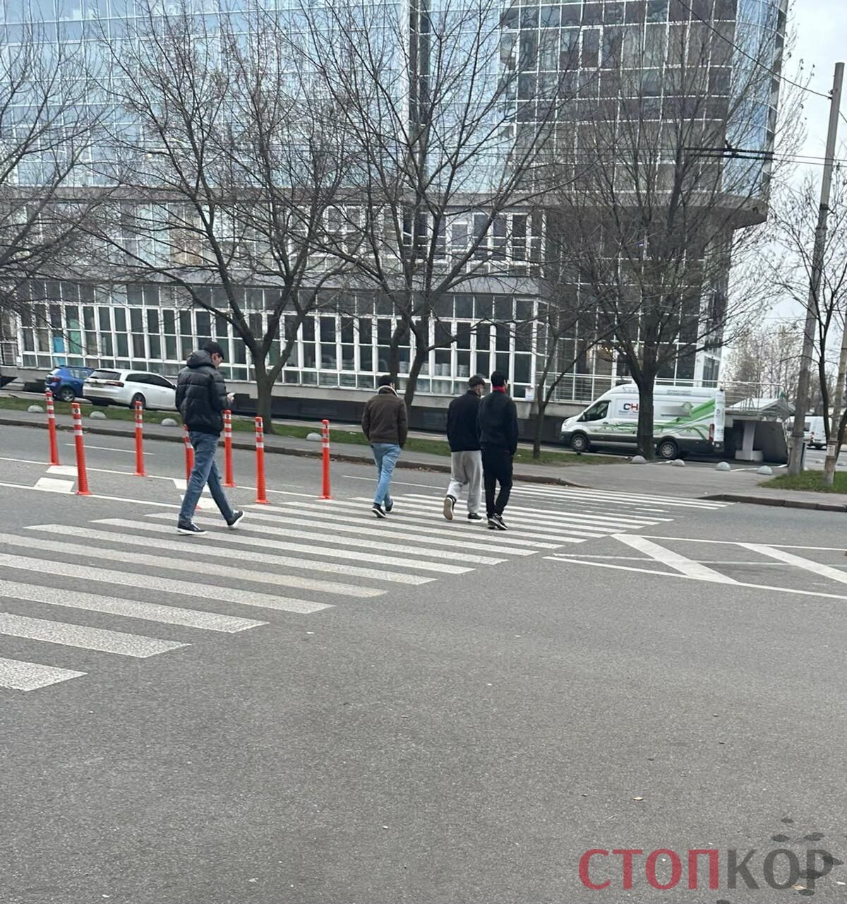 Ймовірні ''Офісники'' біля проспекту Голосіївський 132