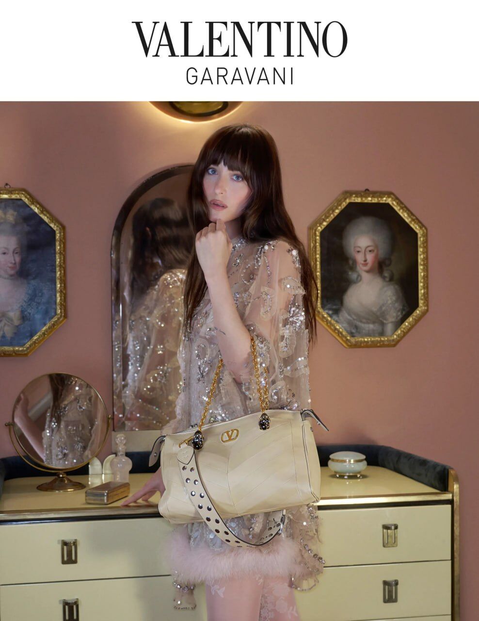Valentino представил круизную съемку Nocturne с Дакотой Джонсон