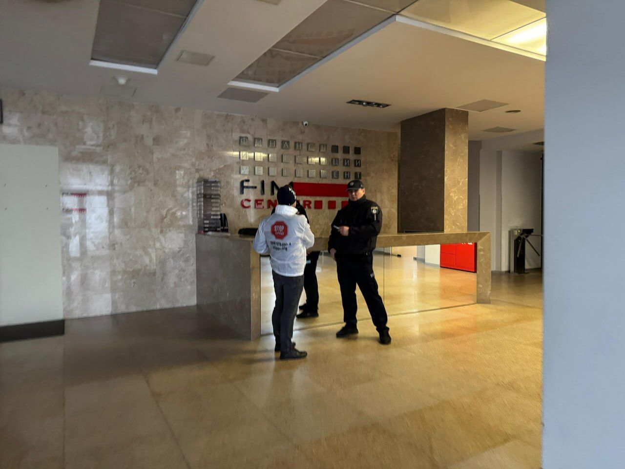 Следственно-оперативная группа полиции при проверке помещений БЦ ''FIM Центр''.