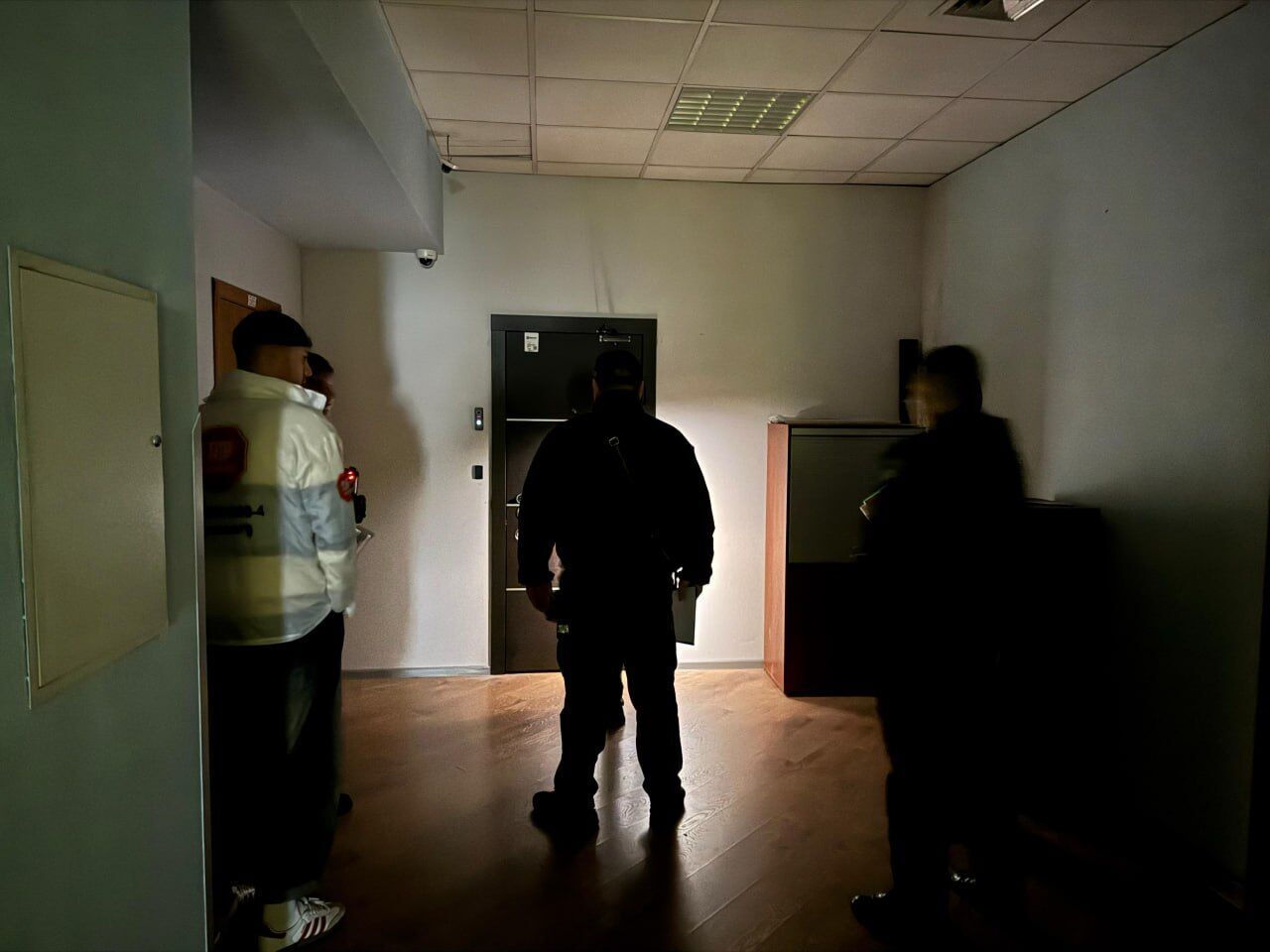 Вход на 5 этаж бизнес-центра, где зафиксирована работа мошеннического офиса.