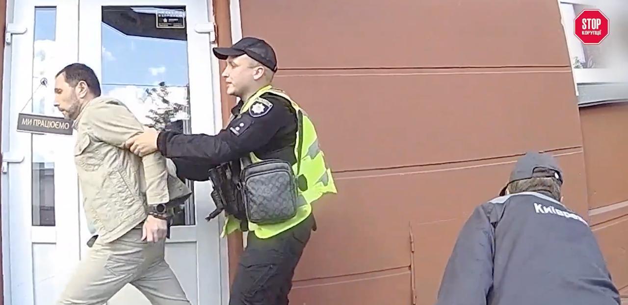 ''Київреклама'' проти малого бізнесу? Історії несанкціонованого демонтажу вивісок у Києві