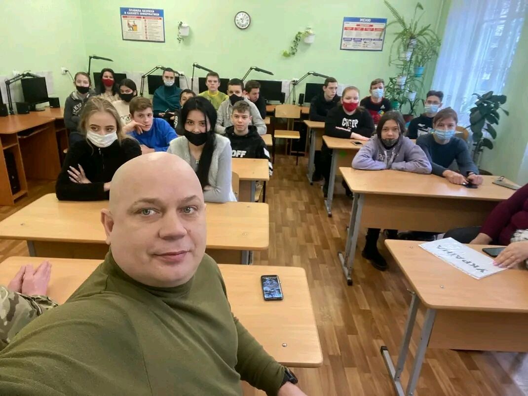 Виктор Дудин проводит занятия по патриотическому воспитанию