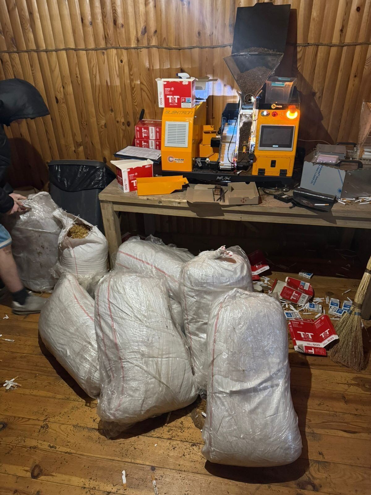 Производили по 4 тысячи пачек ежедневно: в Киевской области разоблачили масштабный подпольный цех по изготовлению сигарет