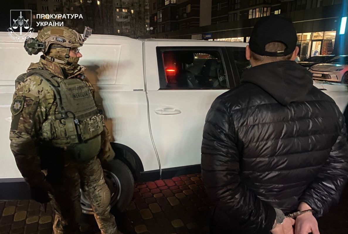 В Винницкой области троих человек подозревают в вымогательстве почти 200 тысяч долларов и разбойном нападении