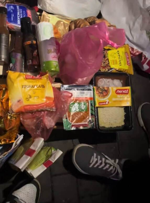 Испорченная продукция, которой торгуют бездомные
