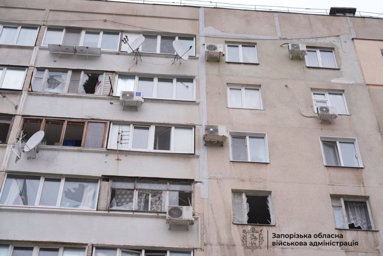 Росія вдарила по житловому кварталу Запоріжжя: поранені четверо людей