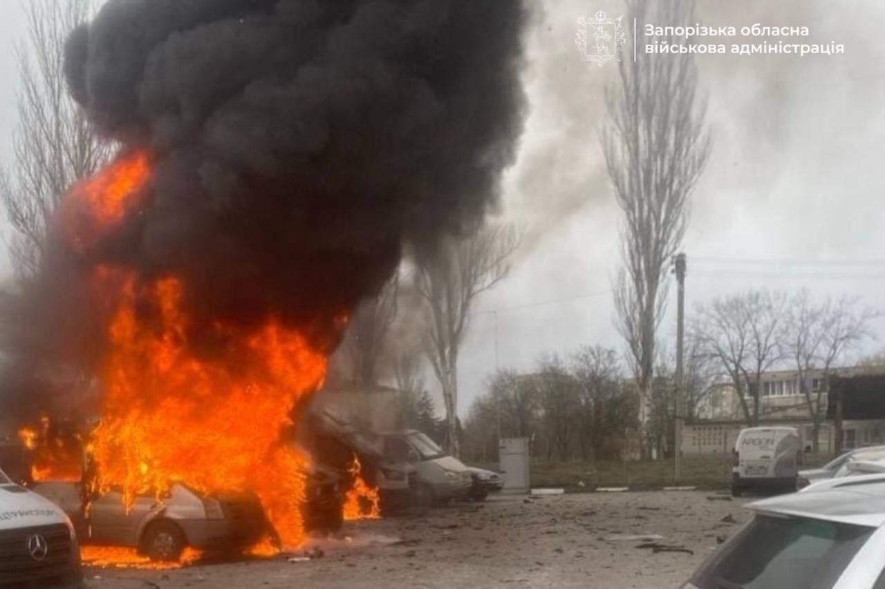 Росія вдарила по житловому кварталу Запоріжжя: поранені четверо людей