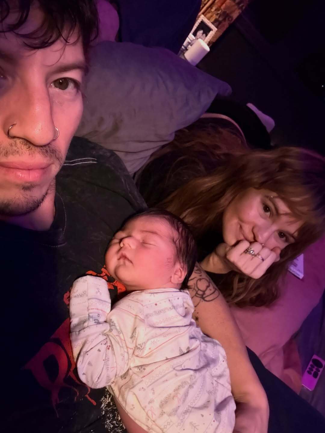 Звезда группы Twenty One Pilots Джош Дан и актриса Дебби Райан с ребенком