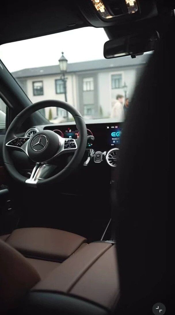 Чоловік MamaRika подарував їй Mercedes-Benz з салону