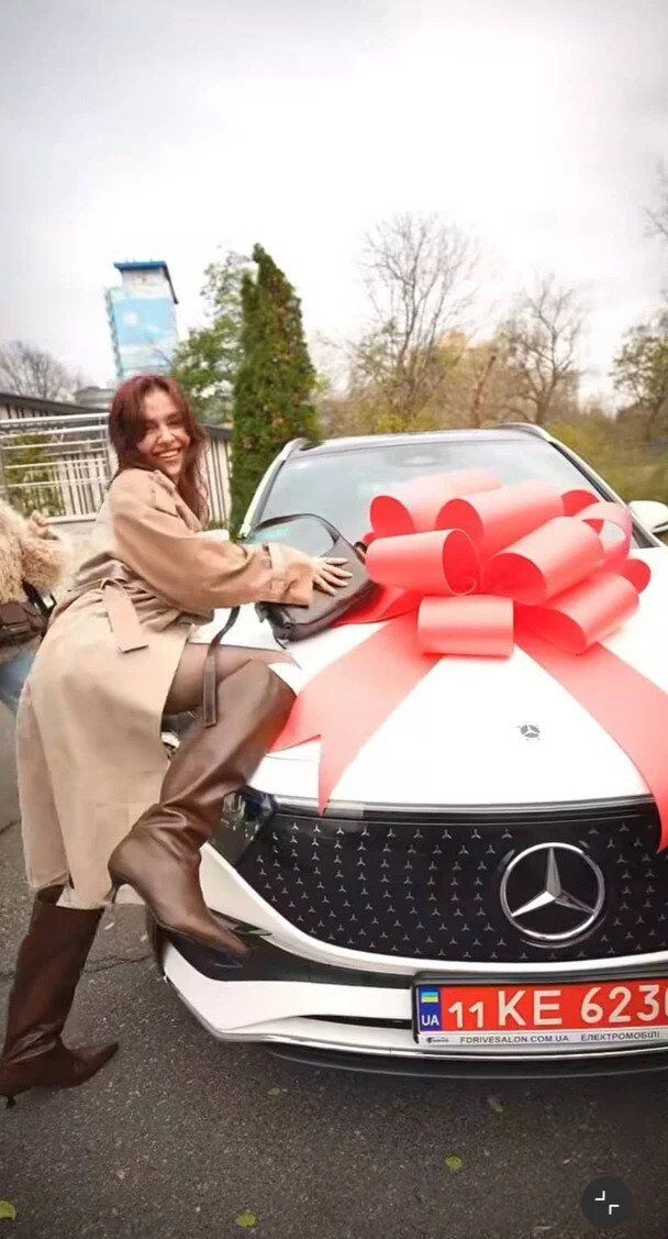 Чоловік MamaRika подарував їй Mercedes-Benz з салону
