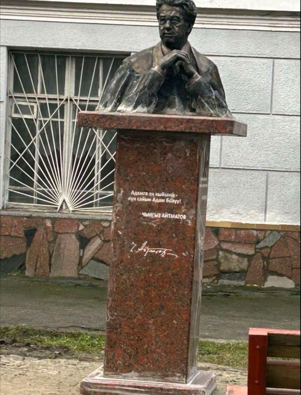 ''А почему мы должны были отказать?'': в Драгоманова не объяснили, зачем разрешили памятник пророссийскому писателю