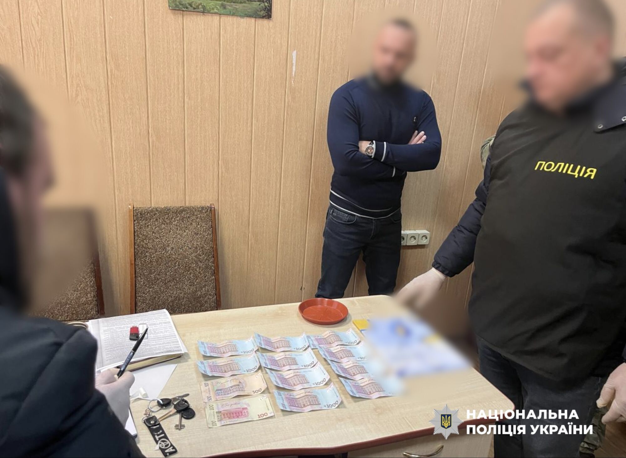 Мільйонні ''відкати'' у Держпраці на Прикарпатті: вилучено понад 1 млн грн, затримано 4 посадовців
