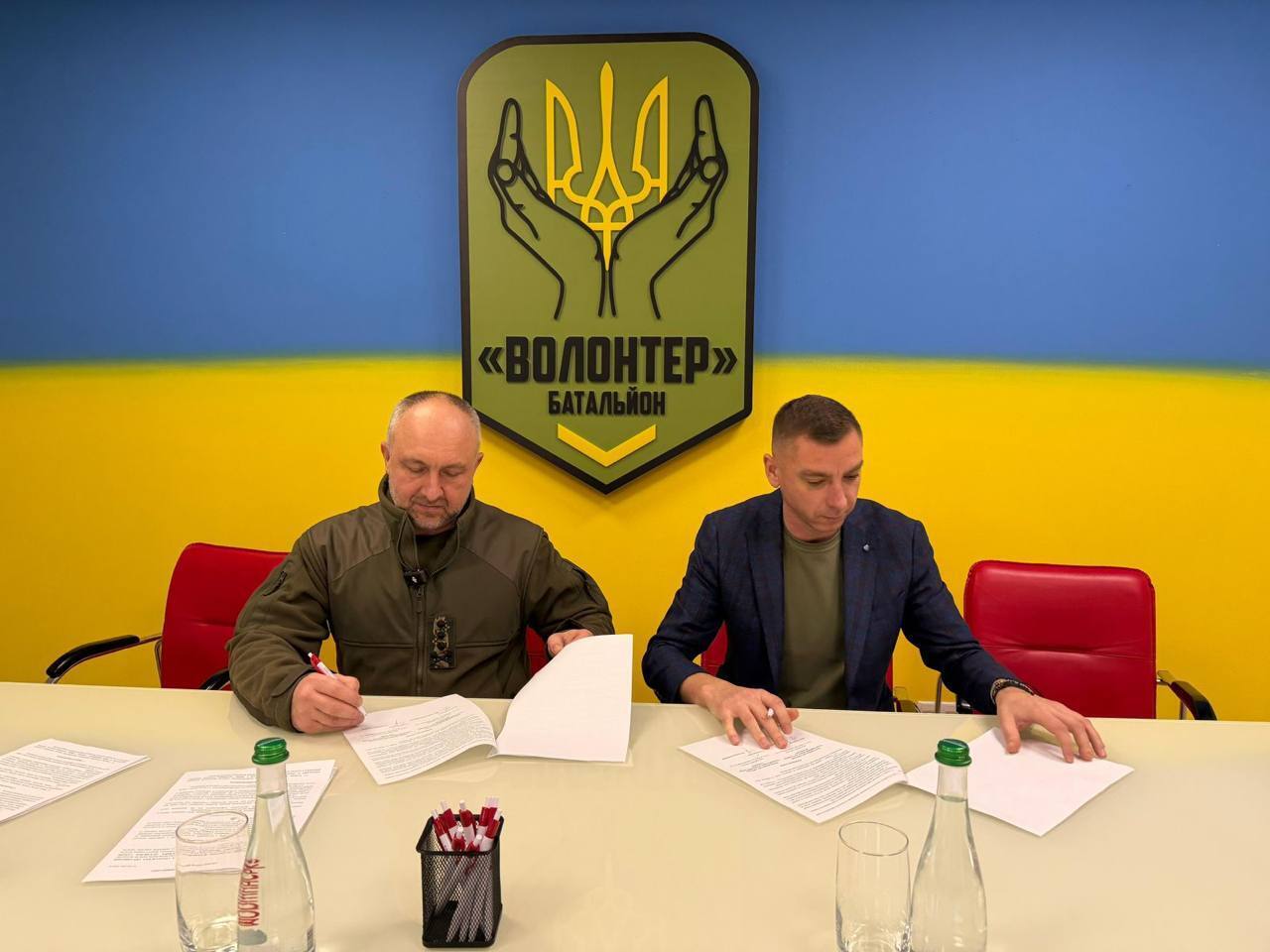 Александр Павлюк - председатель ОО ''Национальная ассамблея Героев Украины'' и Владимир Яременко, директор БФ ''Батальон Волонтер''