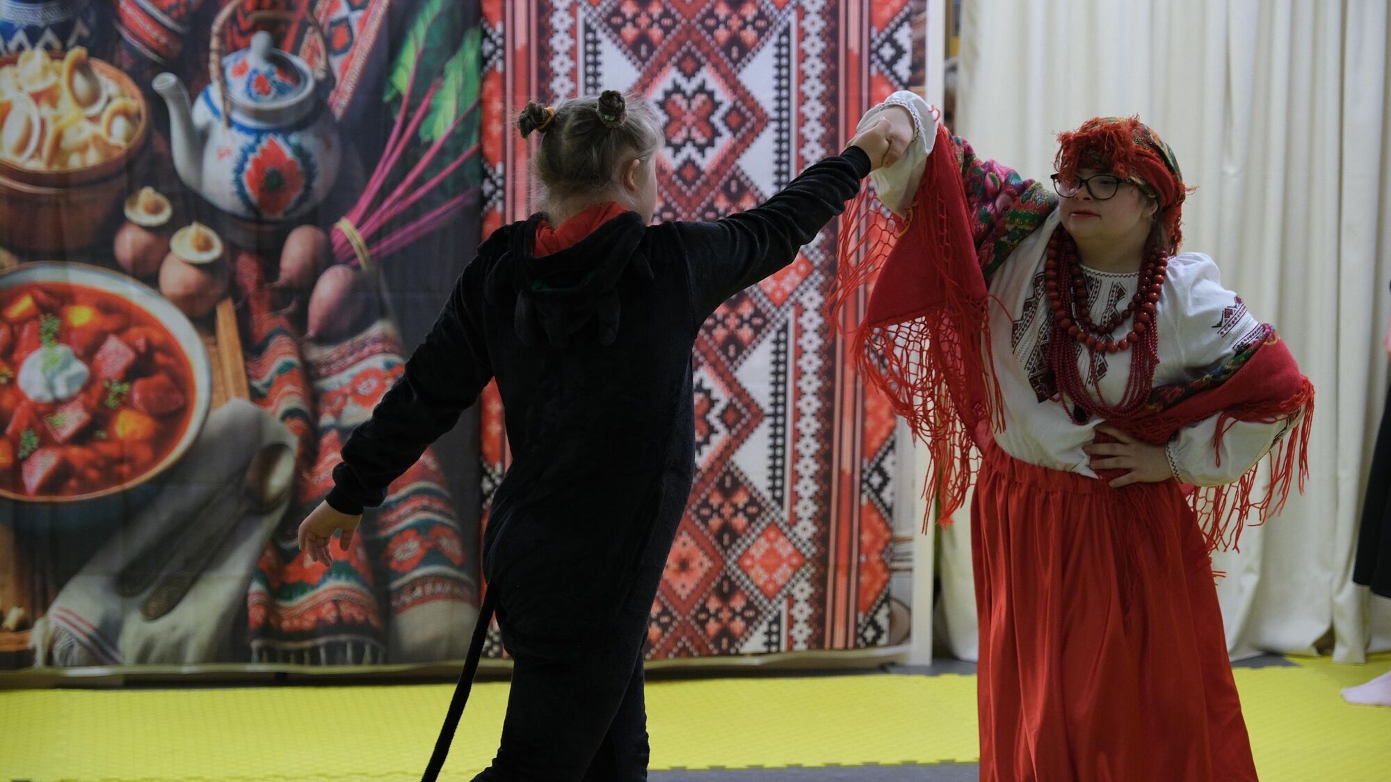 В Киеве состоялась уникальная ''рождественская'' премьера: спектакль по Гоголю от детей с особыми потребностями