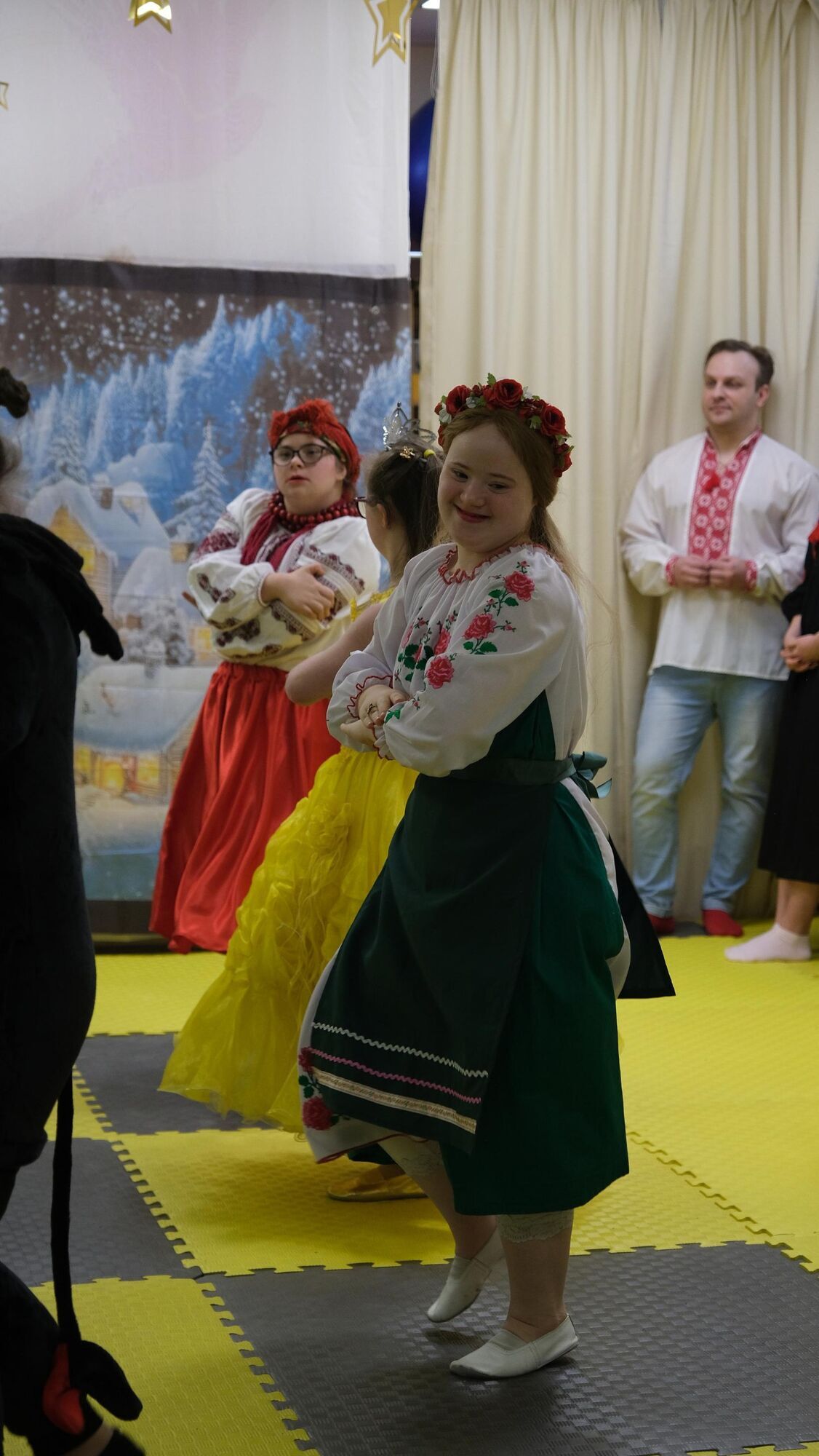 В Киеве состоялась уникальная ''рождественская'' премьера: спектакль по Гоголю от детей с особыми потребностями