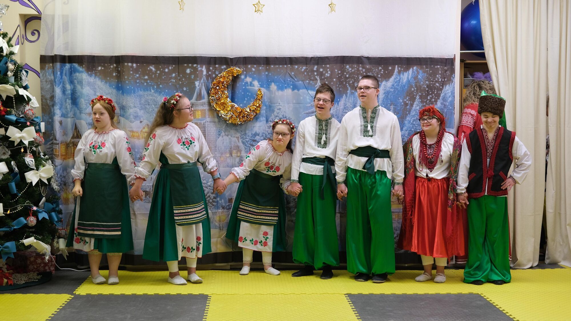 В Киеве состоялась уникальная ''рождественская'' премьера: спектакль по Гоголю от детей с особыми потребностями
