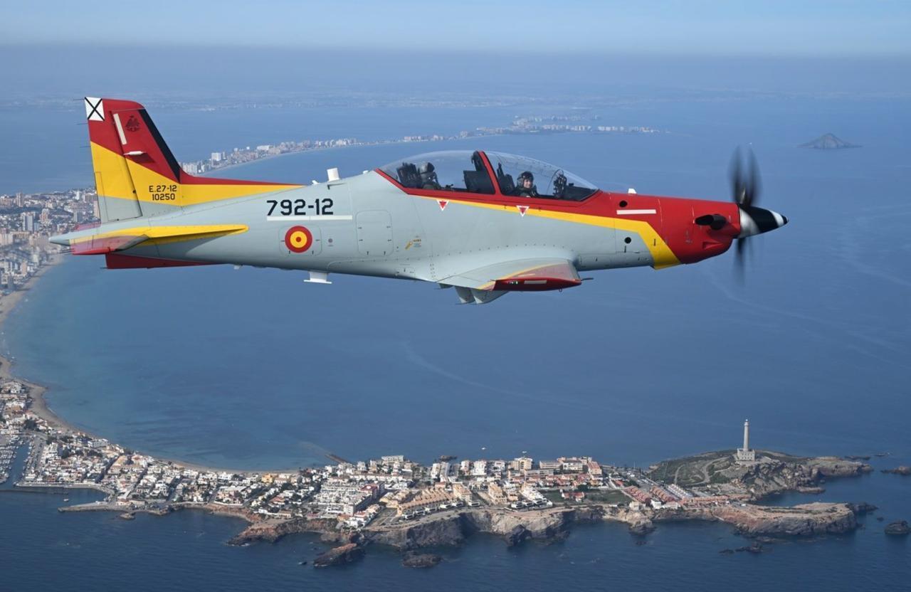 Принцеса Іспанії піднялась у повітря на навчальному літаку Pilatus після 4 місяців тренувань