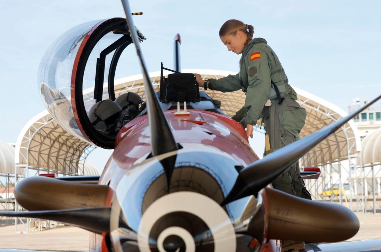 Принцеса Іспанії піднялась у повітря на навчальному літаку Pilatus після 4 місяців тренувань