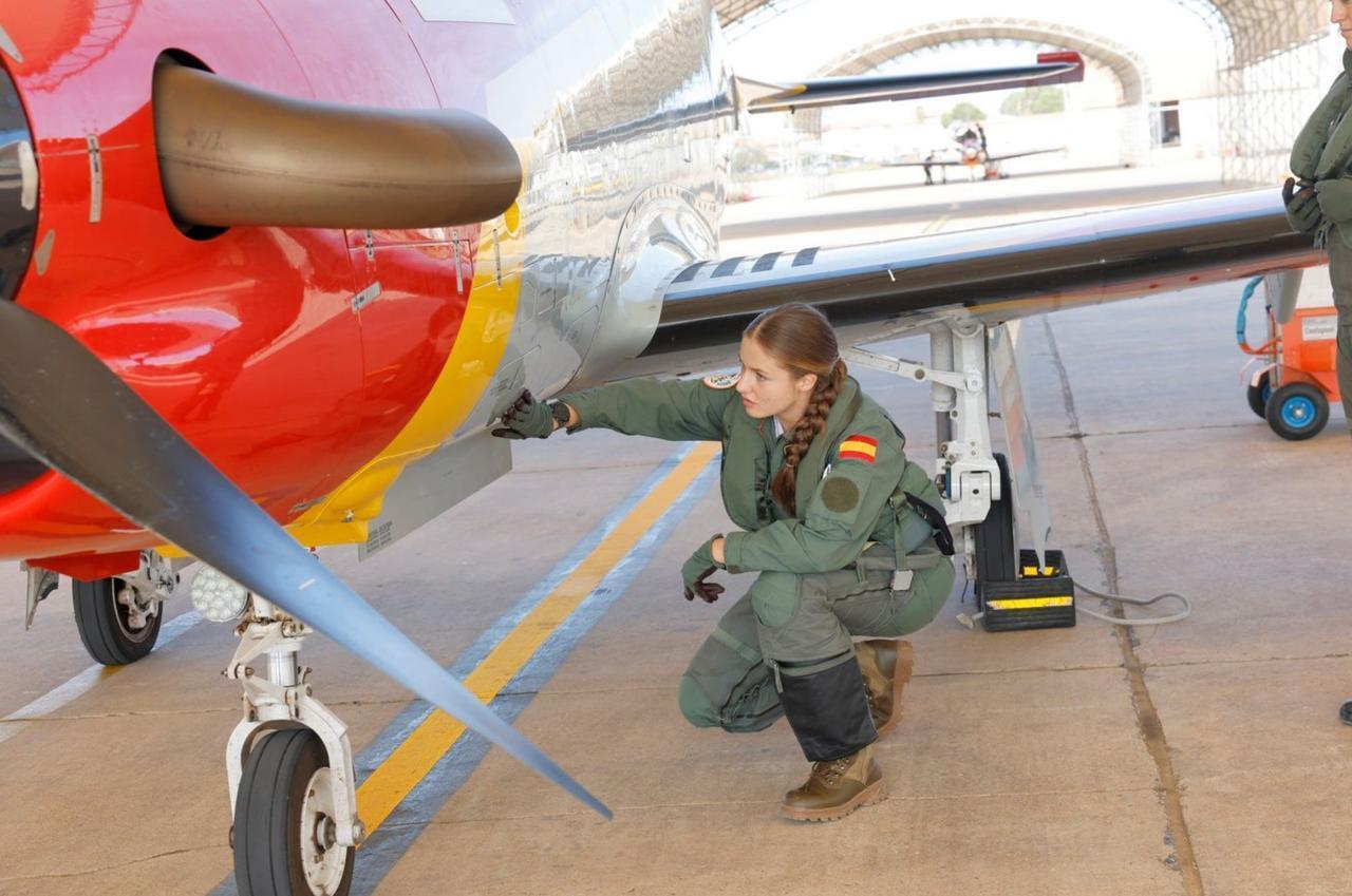 Принцеса Іспанії піднялась у повітря на навчальному літаку Pilatus після 4 місяців тренувань