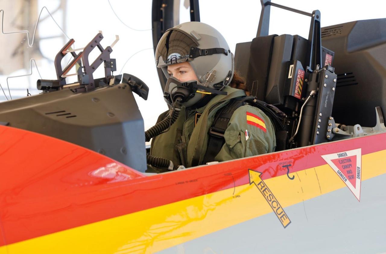 Принцеса Іспанії піднялась у повітря на навчальному літаку Pilatus після 4 місяців тренувань