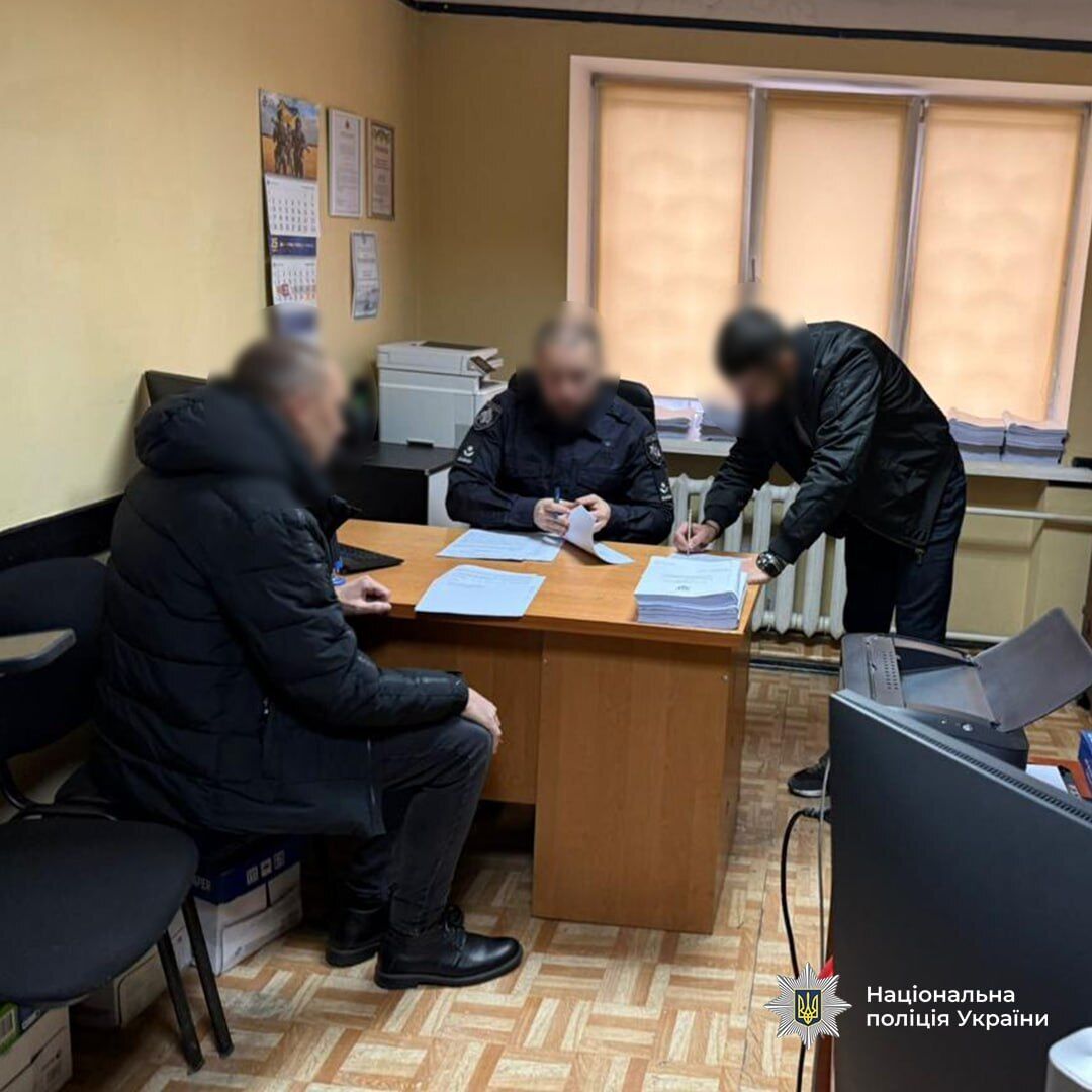 Привласнили понад 3,3 млн грн на відновленні житла після обстрілів: у Дніпрі викрито посадовця міськради та спільників