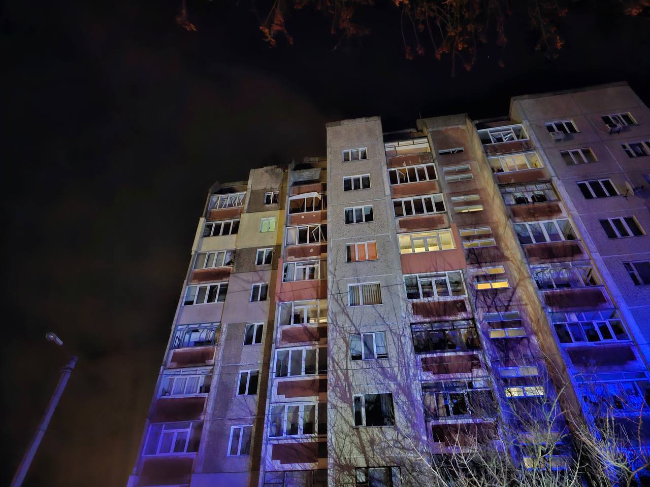 Ворожий дрон атакував багатоповерхівку в Чернігові