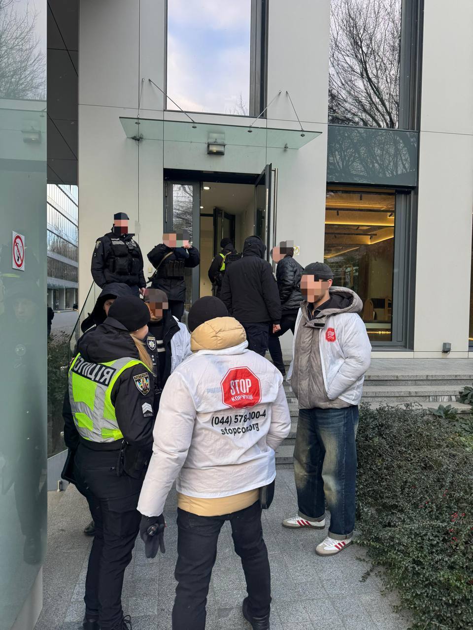 В престижном БЦ на Печерске обнаружили очередной мошеннический колл-центр (фото)