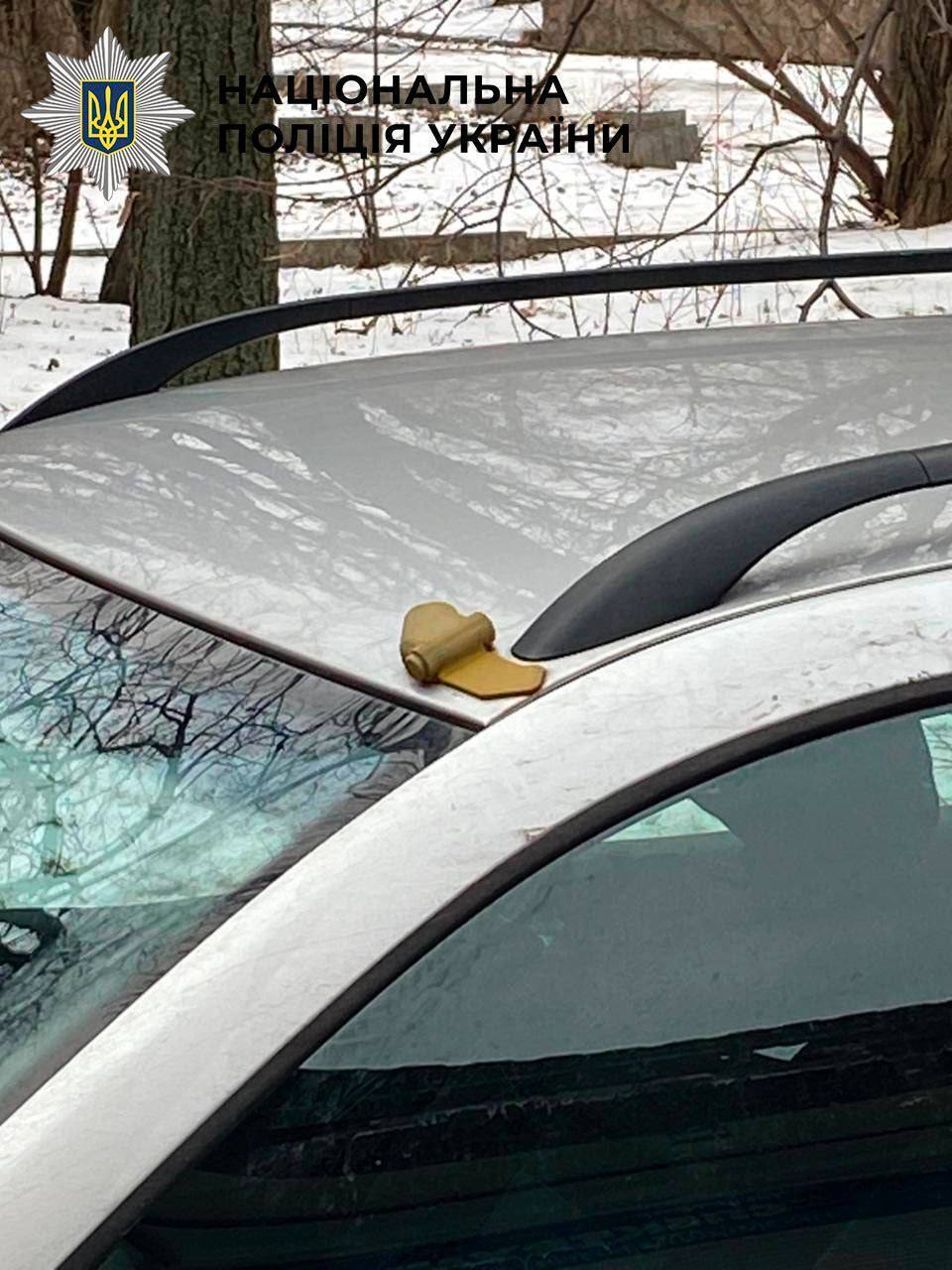 В Киеве водитель ездил с ''противопехотной миной'' на крыше машины