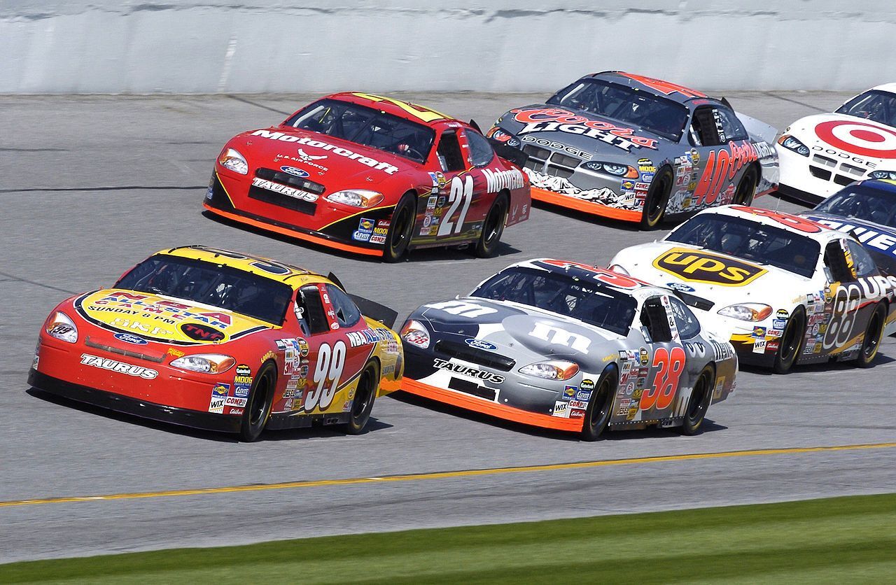 Состязание NASCAR. 62-летнего Майкла Джордана, звезду баскетбола вызывают в суд