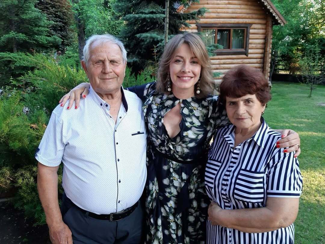 Актриса рассказала, как ее родители переживают непростые времена, и попросила помощи