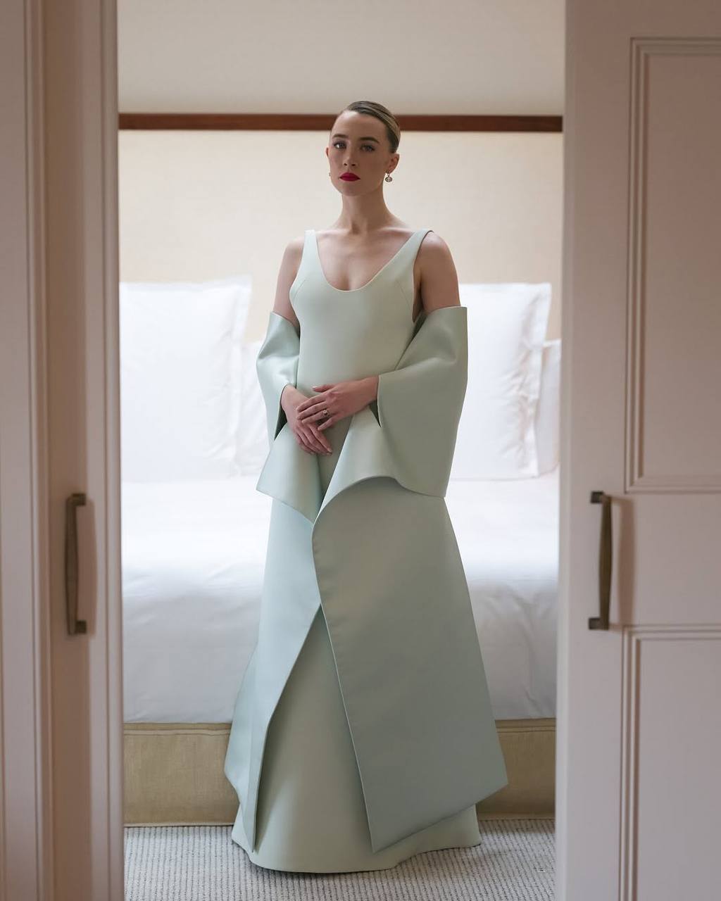 300 часов работы: как Louis Vuitton создавали платье Серши Ронан для BAFTA