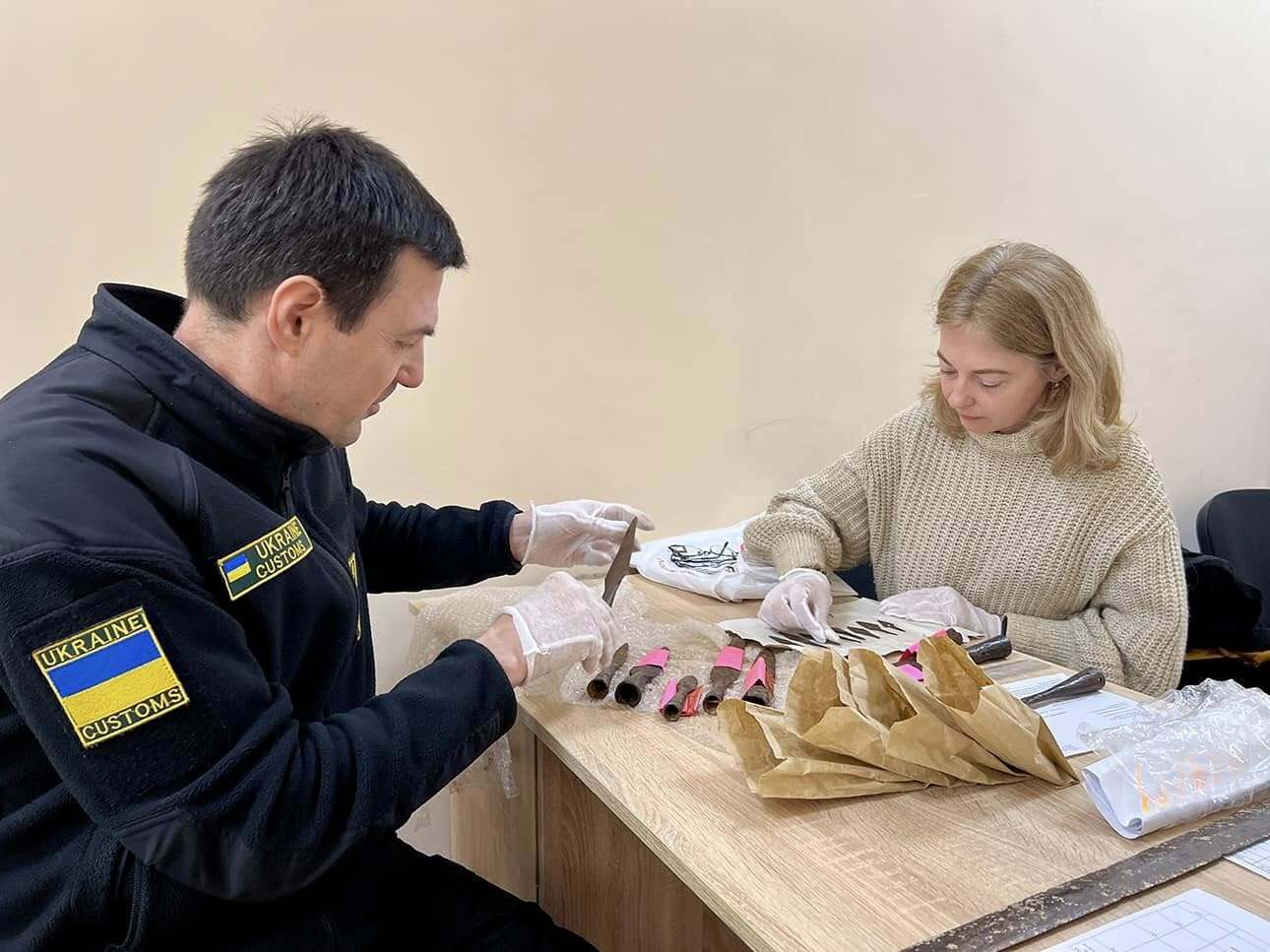 Таможенники спасли старинное оружие от контрабанды