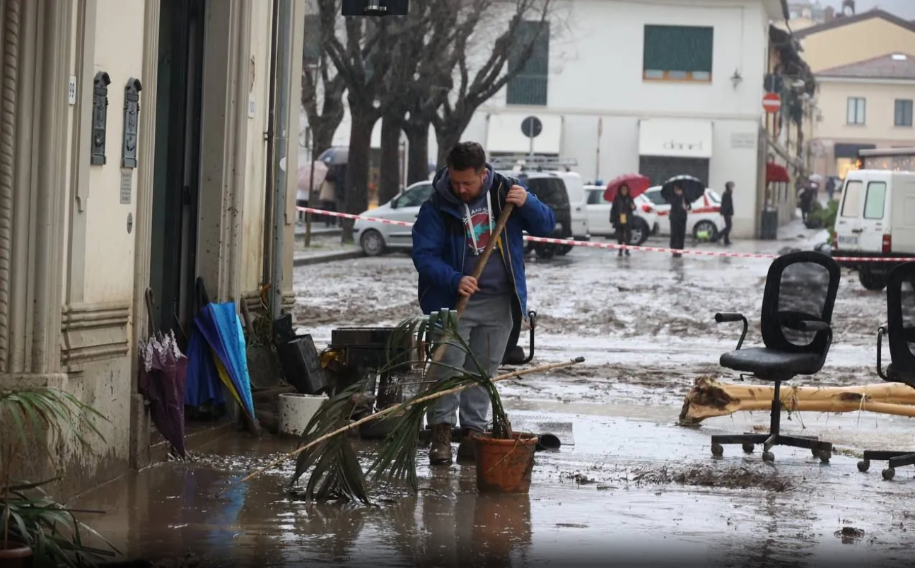 Повінь у центрі Італії: місячна норма опадів за день, збитки сягають 100 млн євро