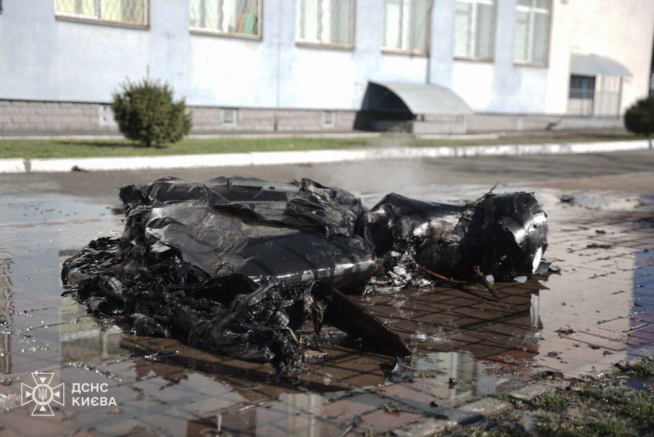 У Києві на території школи впали уламки російського шахеда