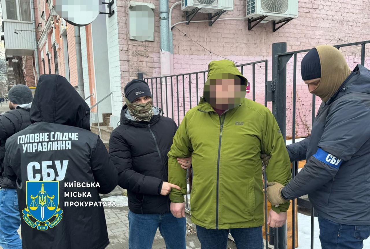 Взятки на бронетехнике: двух директоров госпредприятий подозревают в требовании ''откатов''