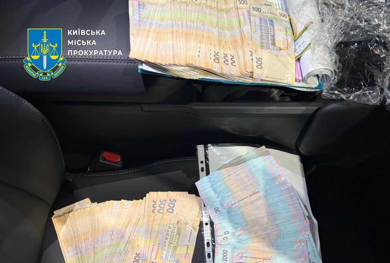 Взятки на бронетехнике: двух директоров госпредприятий подозревают в требовании ''откатов''