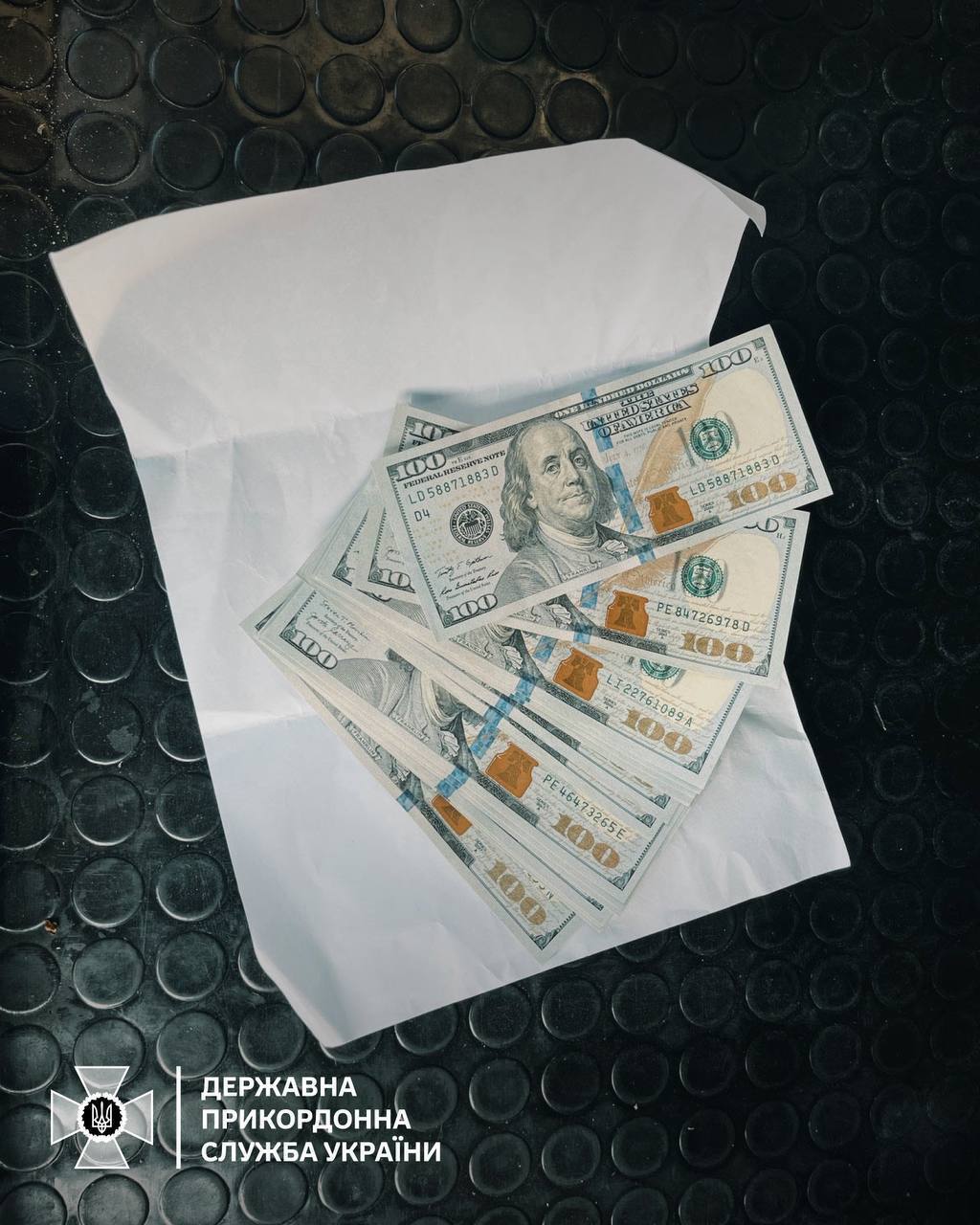 Адвокатка на Миколаївщині запропонувала прикордоннику 3 тисячі доларів за нелегальний виїзд