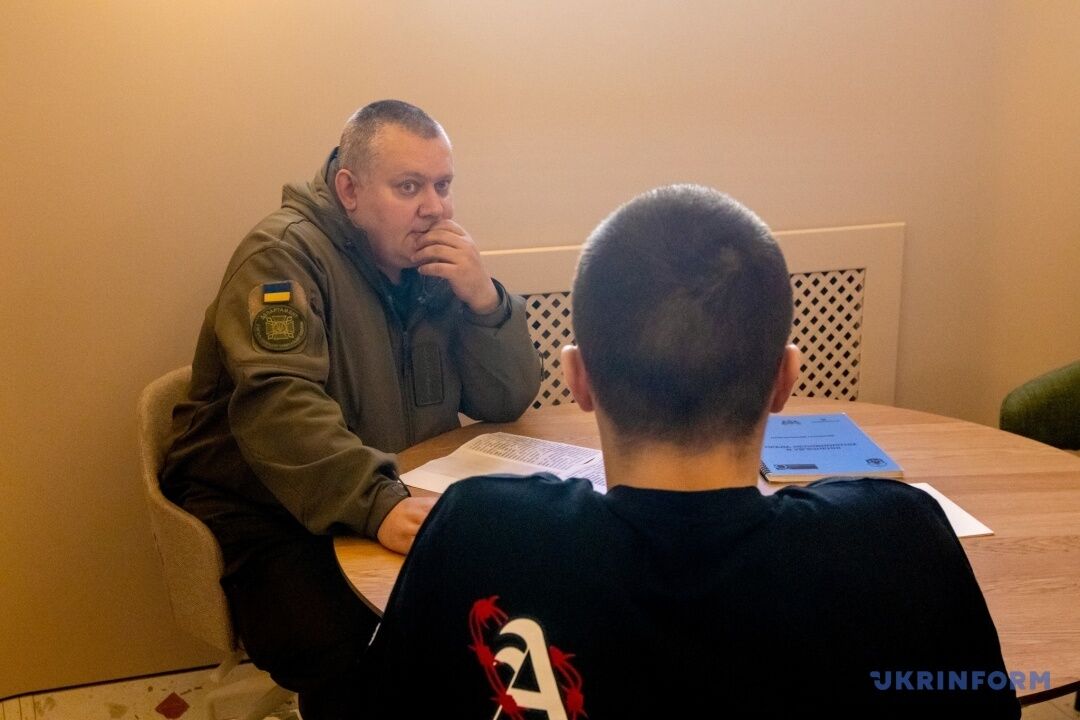 Легкі гроші і зламане життя: журналісти поспілкувались із завербованими рф підлітками в ''зеленій кімнаті'' столичного СІЗО