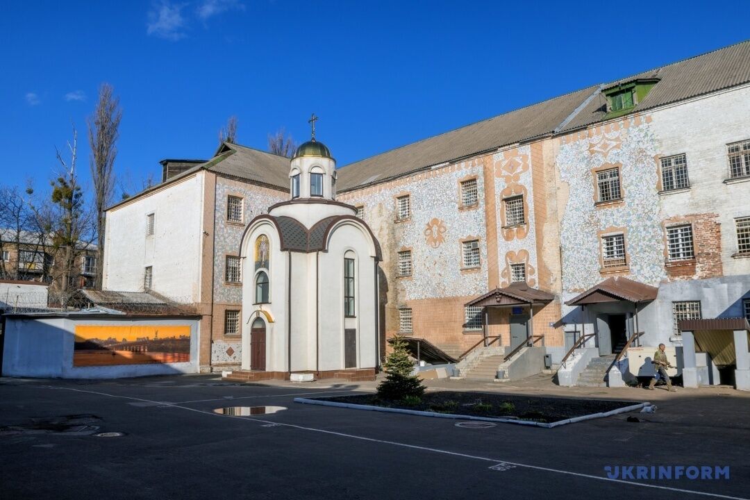 Легкі гроші і зламане життя: журналісти поспілкувались із завербованими рф підлітками в ''зеленій кімнаті'' столичного СІЗО