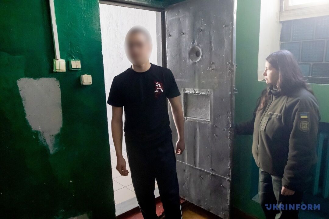 Легкі гроші і зламане життя: журналісти поспілкувались із завербованими рф підлітками в ''зеленій кімнаті'' столичного СІЗО