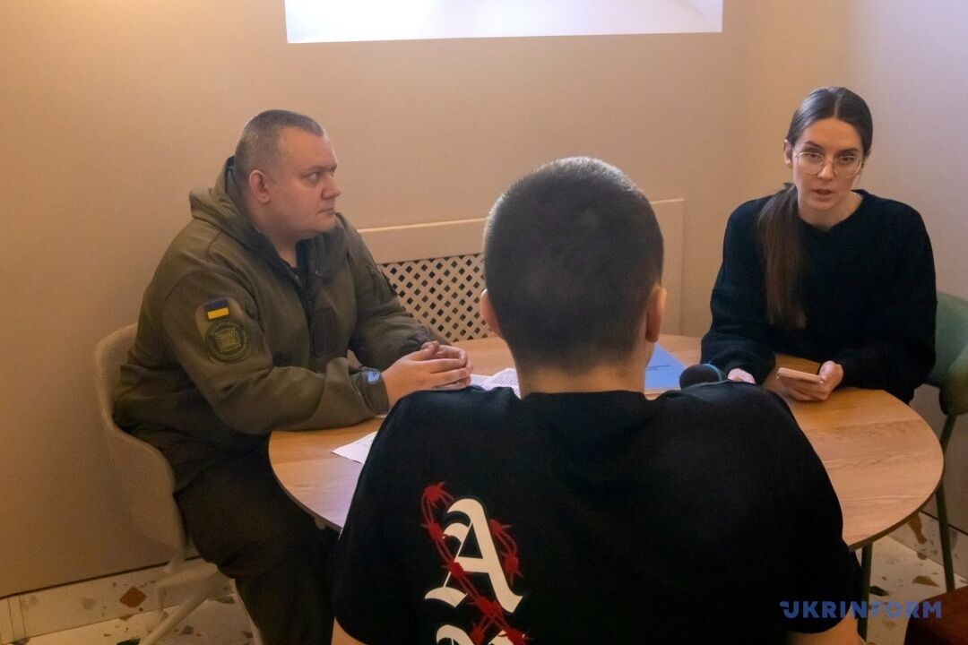 17-річний Микита під час розмови з журналістами про обставини свого затримання