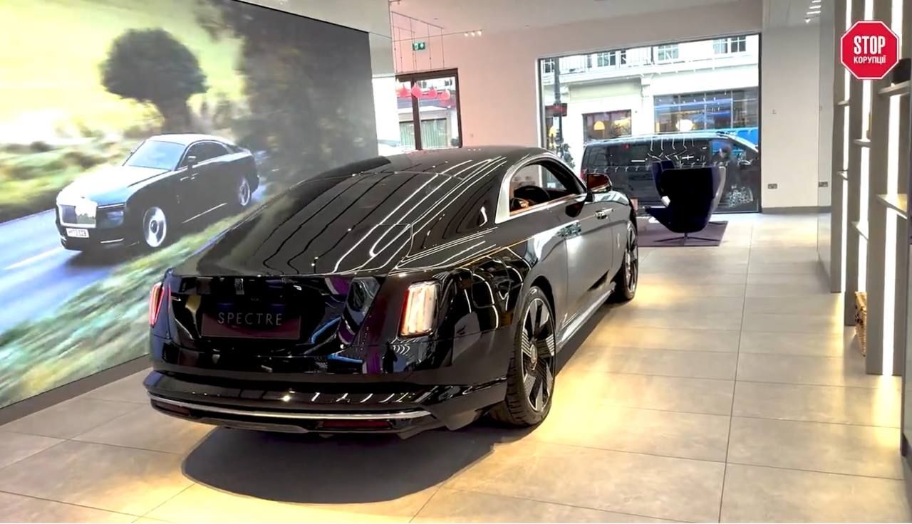 Аналогичный автомобиль в британском салоне Roll's Royce