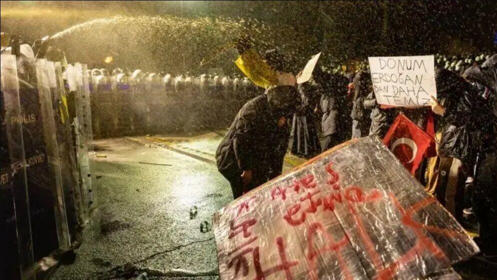 Турцию охватили самые массовые протесты против Эрдогана: 2,2 миллиона человек на улицах
